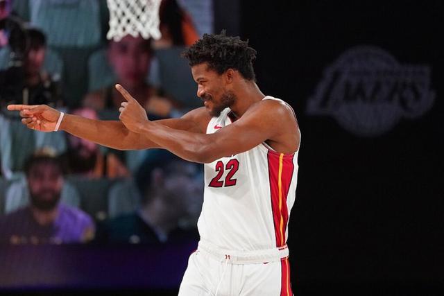 弗拉格NBA首场比赛签名卡拍出804万美元创纪录